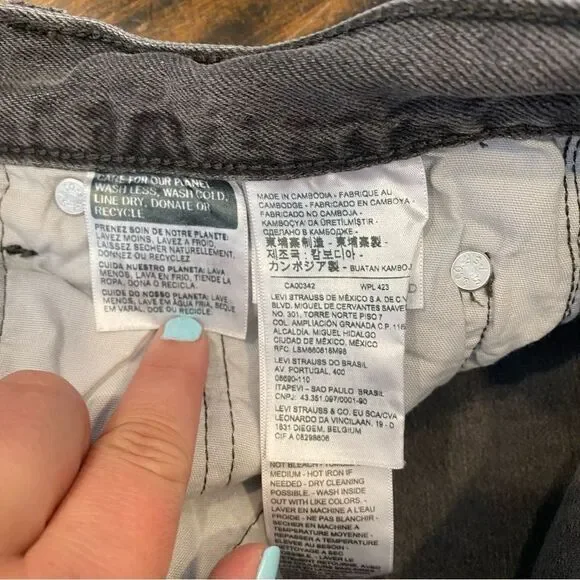 Levi’s 501 High Rise Raw Hem Straight Leg Cropped Jeans in Get Off My Cloud - Picture 13 of 15